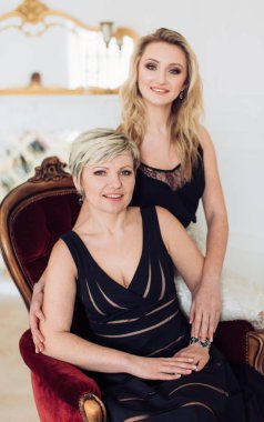 Güzel anne ve kızı poz