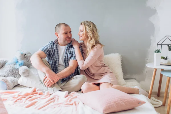 Porträtt av lyckliga par i sängen — Stockfoto