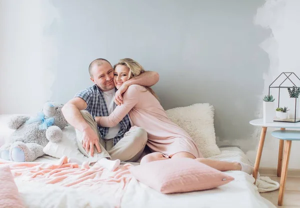 Retrato de casal feliz na cama — Fotografia de Stock