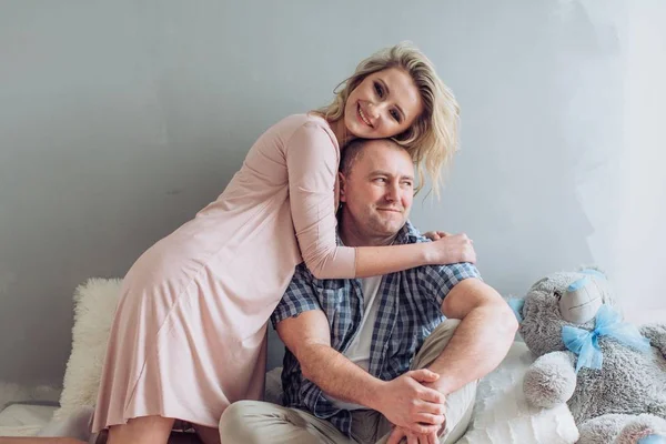 Retrato de casal feliz na cama — Fotografia de Stock