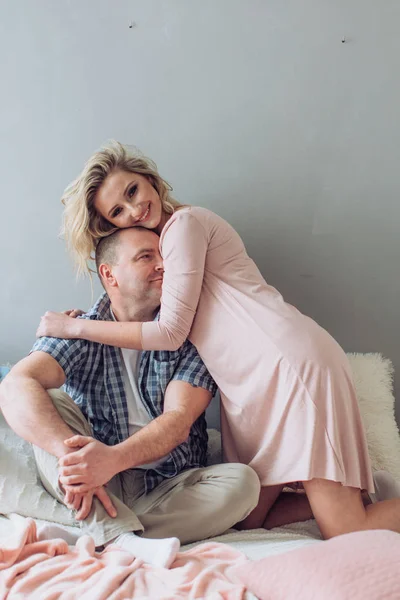 Retrato de pareja feliz en la cama — Foto de Stock