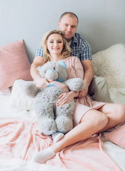 Retrato de pareja feliz en la cama — Foto de Stock