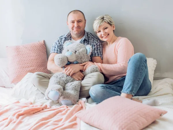 Retrato de pareja feliz en la cama —  Fotos de Stock