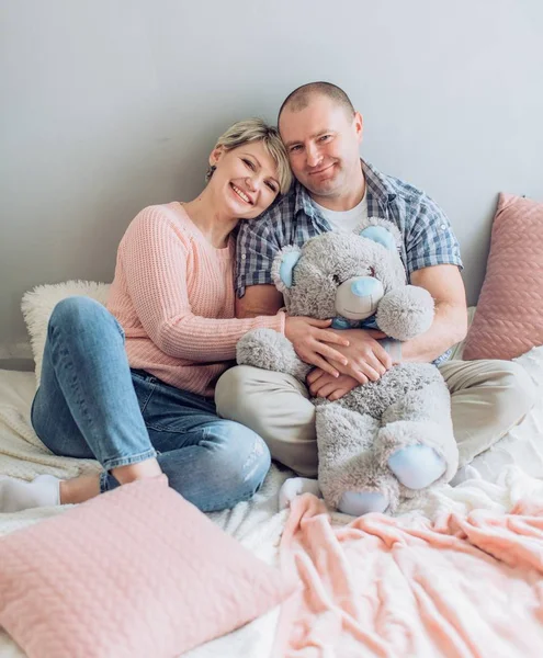 Retrato de casal feliz na cama — Fotografia de Stock