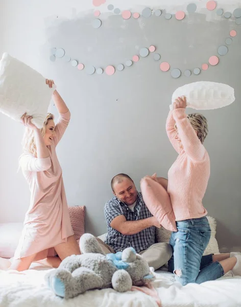 Glückliche Eltern mit Tochter — Stockfoto