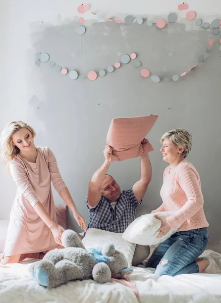 Glückliche Eltern mit Tochter — Stockfoto