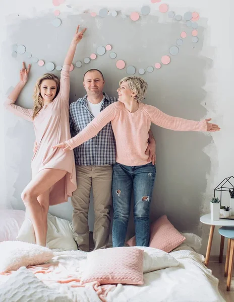 Lyckliga föräldrar med dotter — Stockfoto