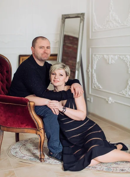 Porträtt av lyckliga par poserar — Stockfoto