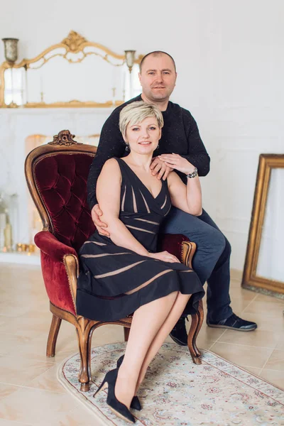 Porträtt av lyckliga par poserar — Stockfoto