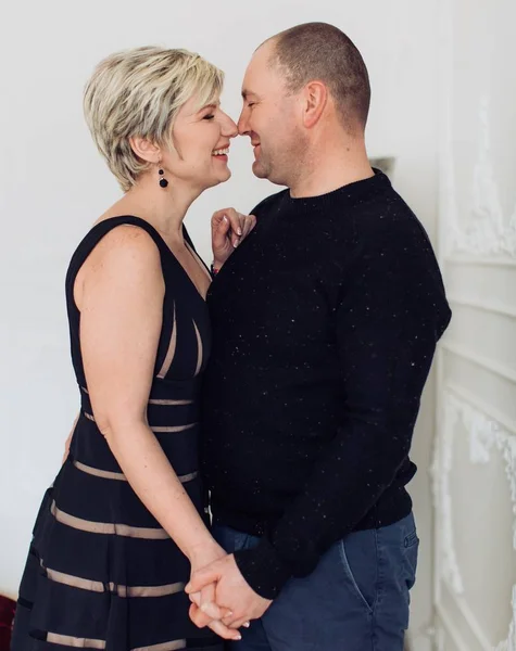 Retrato de pareja feliz posando —  Fotos de Stock