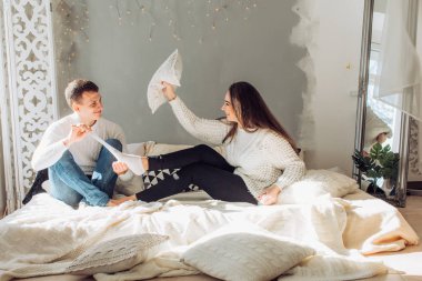 Mutlu genç çift eğlenmek