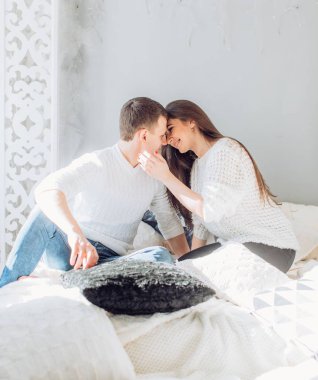 Mutlu genç çift eğlenmek