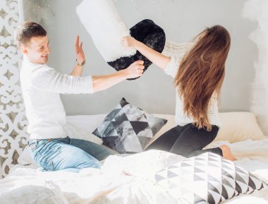 Mutlu genç çift eğlenmek