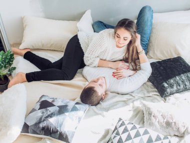 Mutlu genç çift eğlenmek