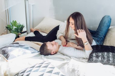 Mutlu genç çift eğlenmek