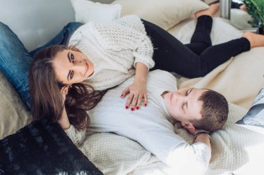 Mutlu genç çift eğlenmek