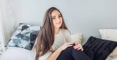 Evdeki genç kadın.