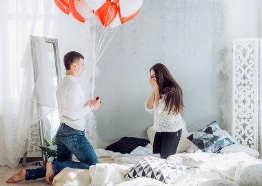 Yakışıklı bir adam evlilik teklifi yapıyor.