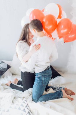  Genç çift balon ile eğlenin