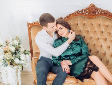 Stüdyoda güzel bir çift var.