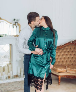 Stüdyoda güzel bir çift var.