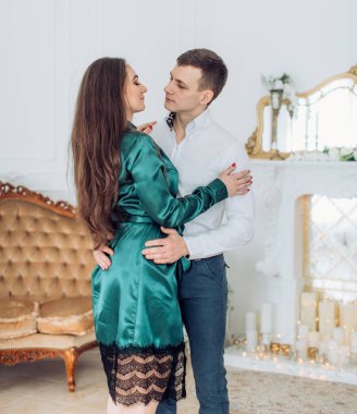 Stüdyoda güzel bir çift var.