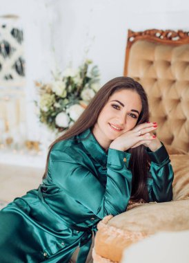 Stüdyoda poz veren kadın.