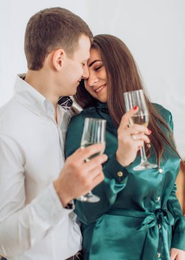 Şampanya ile genç güzel Çift