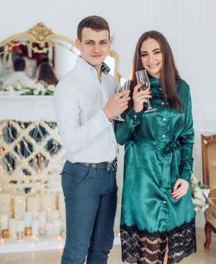 Şampanya ile genç güzel Çift