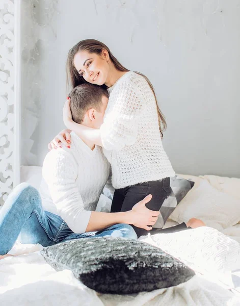 Feliz jovem casal se divertir — Fotografia de Stock