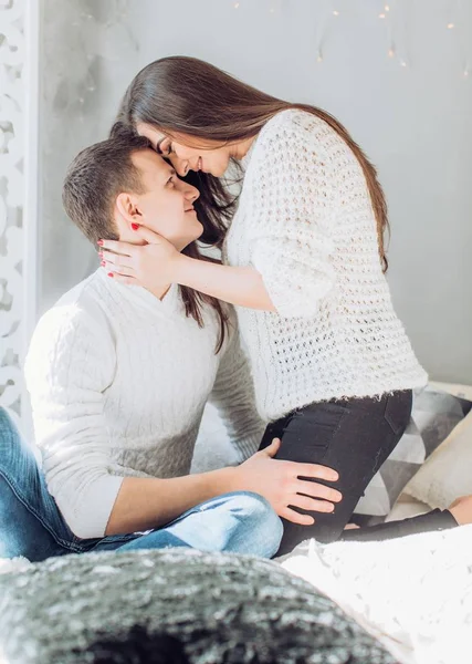 Gelukkige jonge paar veel plezier — Stockfoto