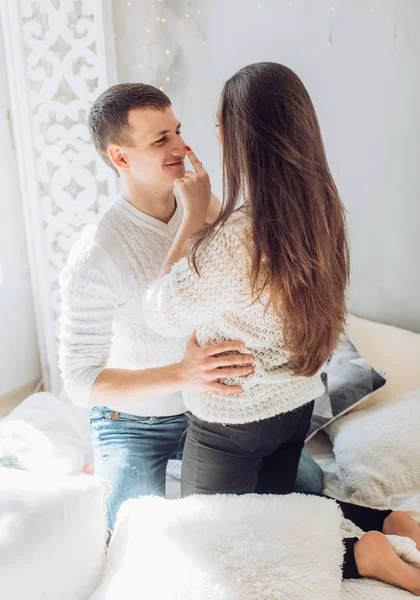 Gelukkige jonge paar veel plezier — Stockfoto