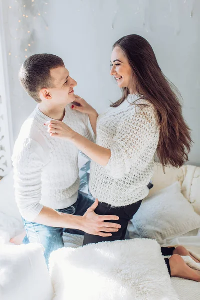 Glückliches junges Paar hat Spaß — Stockfoto