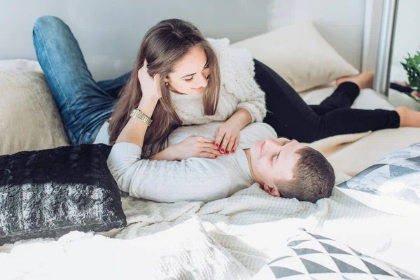 Gelukkige jonge paar veel plezier — Stockfoto