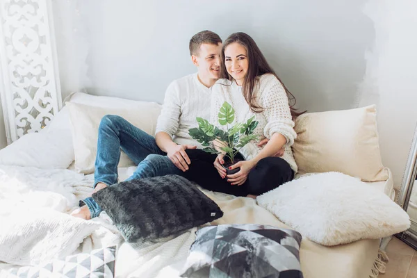 Feliz jovem casal se divertir — Fotografia de Stock