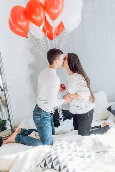 Bonito homem fazendo uma proposta de casamento — Fotografia de Stock