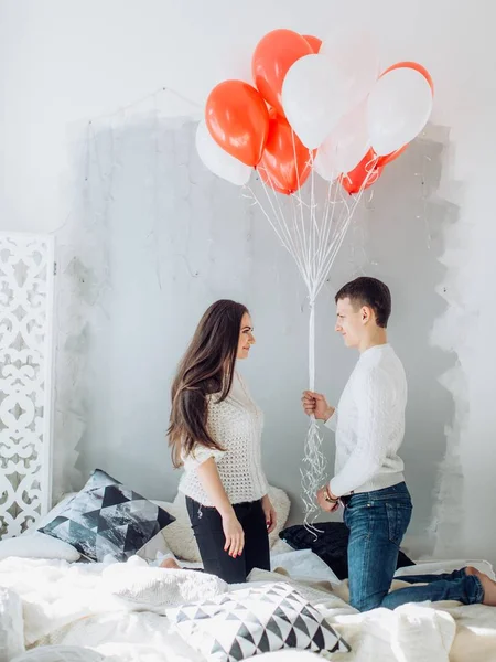 Jovem casal se divertir com balões — Fotografia de Stock