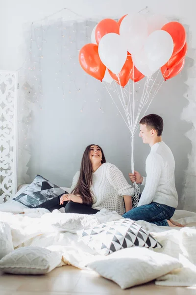 Jovem casal se divertir com balões — Fotografia de Stock