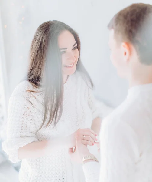 Schöner Mann macht einen Heiratsantrag — Stockfoto