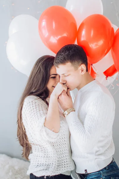 Νεαρό ζευγάρι έχει τη διασκέδαση με μπαλόνια — Φωτογραφία Αρχείου
