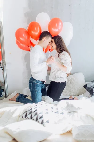 Pareja joven divertirse con globos — Foto de Stock