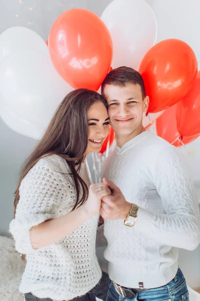 Junges Paar hat Spaß mit Luftballons — Stockfoto