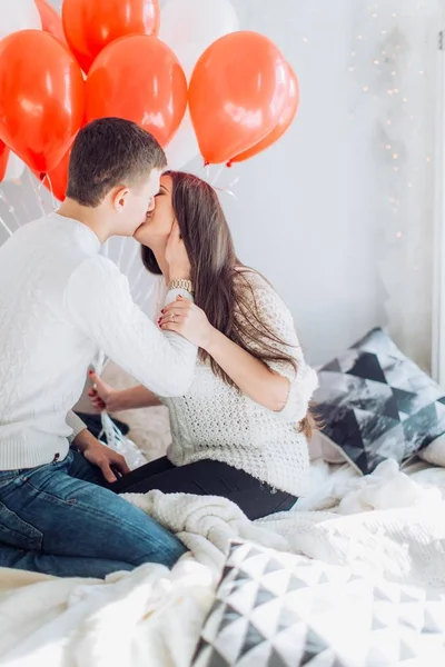 Junges Paar hat Spaß mit Luftballons — Stockfoto