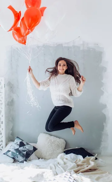 Meisje met plezier met ballonnen — Stockfoto