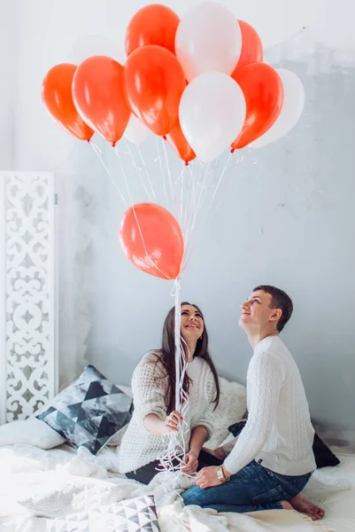 Νεαρό ζευγάρι έχει τη διασκέδαση με μπαλόνια — Φωτογραφία Αρχείου