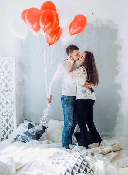 Jeune couple s'amuser avec des ballons — Photo