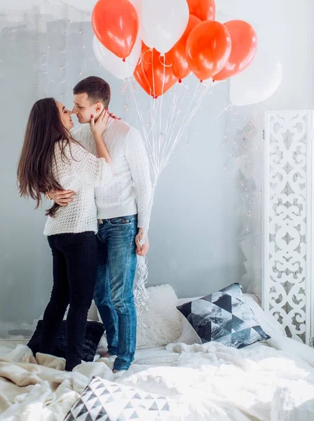 Jovem casal se divertir com balões — Fotografia de Stock