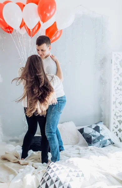 Jovem casal se divertir com balões — Fotografia de Stock