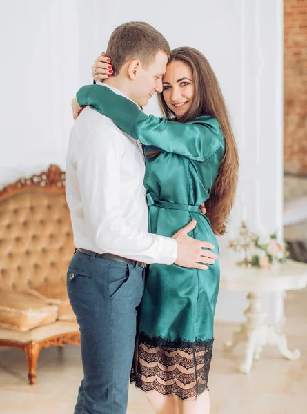 Jovem casal bonito em estúdio — Fotografia de Stock