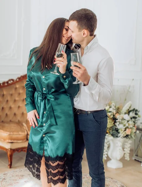 Unga vackra paret med champagne — Stockfoto